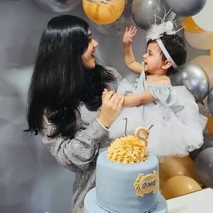 Meet your Posher, Mona